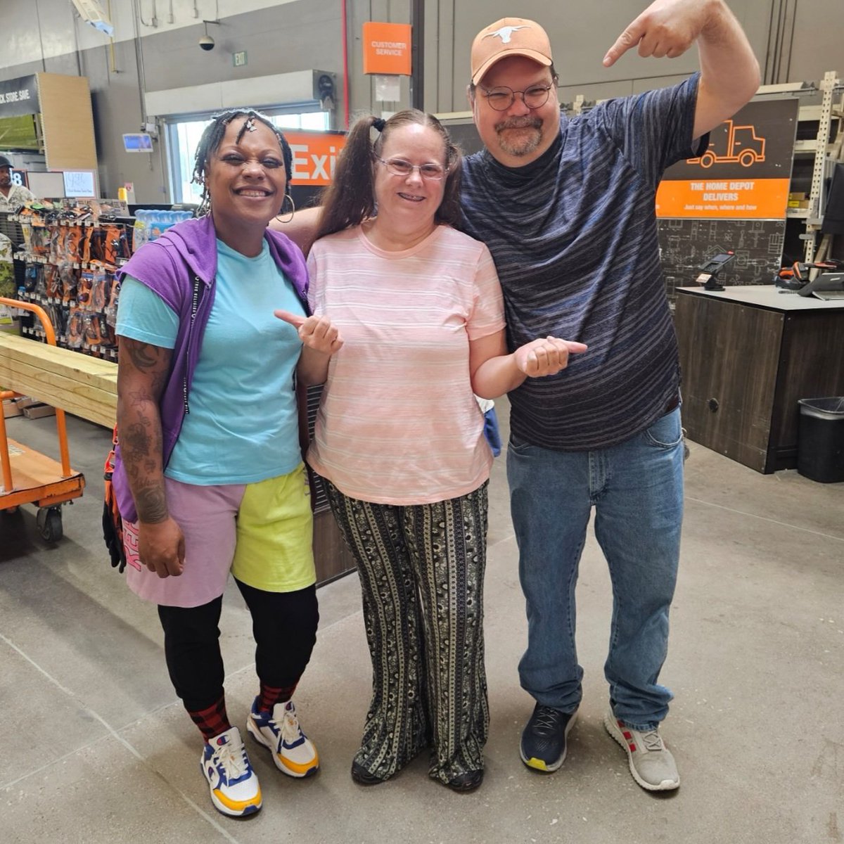 PatsyHu22016930's tweet image. DAY #3 WAS ALWAYS WACKY WEDNESDAY ! ALONG WITH RECOGNITION AND GOODY BAGS WE ALL HAD A LITTLE FUN DRESSING A LITTLE WACKY!