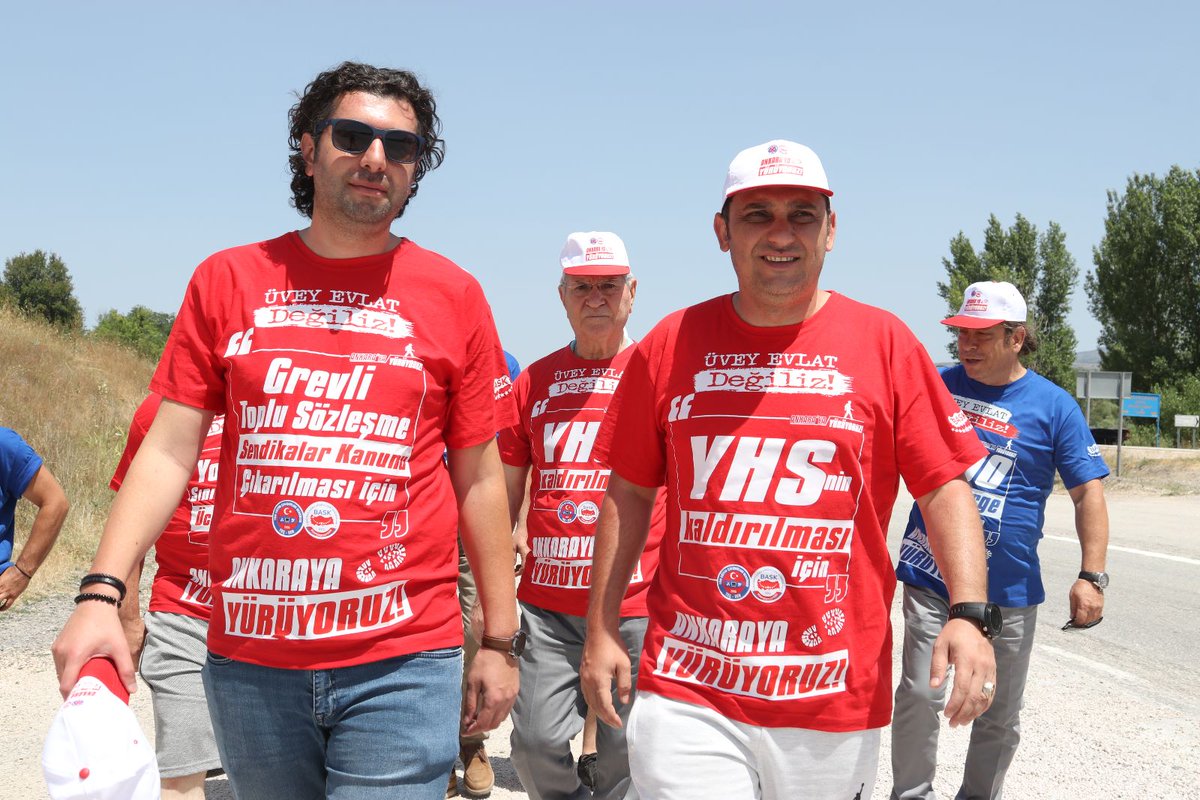 alper_ogretici's tweet photo. BASK OLARAK TEÇ SEN'İN YÜRÜYÜŞÜNE KATILIM SAĞLADIK

"Önümüzde Gri Bir Yol Var. Umut Kadar Beyaz Değil, Umutsuzluk Kadar da Siyah Değil...Her Atılan Yeni Adım Kamu Çalışanlarına Umut Olması Adına  İnanç ve İnatla Bu Zorlu ve Çetin Yolları Aşıyoruz.. İnanıyoruz Başaracağız!!!"

📍Konfederasyonuma bağlı TEÇ SEN'in Bolu'dan Ankara'ya doğru yürüyüşüne Kızılcahamam rotasında Konfederasyonumuzun kurucusu Resul Akay başkanım, Bağımsız Büro Sen Genel Başkanı Erkut Demirci, Bağımsız Enerji Sendikası Genel Başkanı Murat Kınaç ve Bağımsız Haber Sendikası Genel Başkanı Altay Kan ile birlikte destek olarak katılım sağladık.  

7. Dönem toplu sözleşme masasında çözülmesini talep ettiğimiz sorunlar var;

Yardımcı Hizmetler Sınıfı kaldırılsın ve bu kadroda görev yapan kamu çalışanları eğitim durumlarına uygun kadrolara atansın,

3600 ek göstergeden 1. Dereceye gelen tüm kamu çalışanları faydalansın,

Devlet memurlarına da ikramiye verilsin,

Devlet memurlarının ücretleri "yoksulluk sınırı" üzerine çıkarılsın,

Eğitim hazırlık ödeneği tüm eğitim çalışanlarına ödensin,

Sendikal barajlar ve yasaklar kaldırılsın...