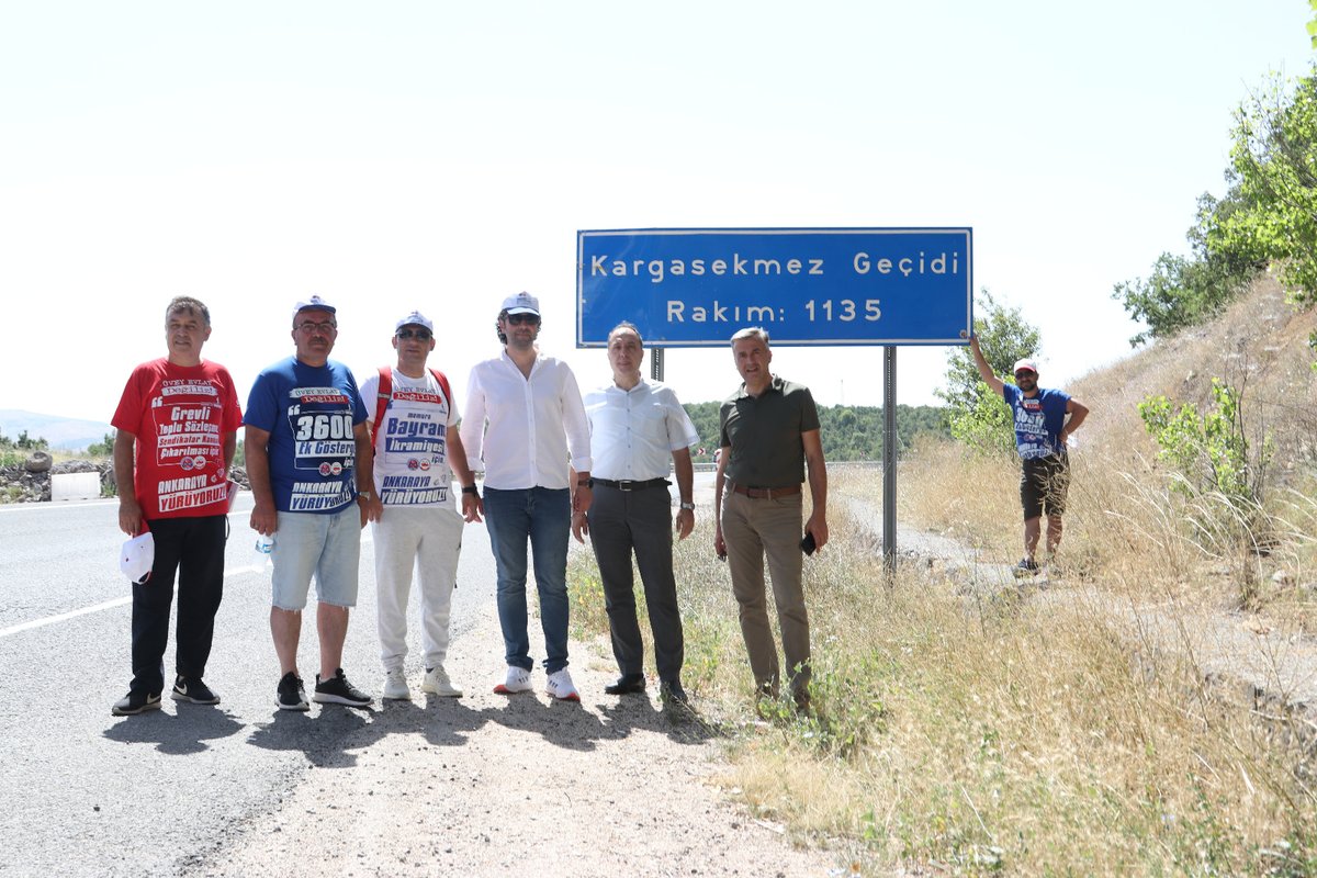 alper_ogretici's tweet photo. BASK OLARAK TEÇ SEN'İN YÜRÜYÜŞÜNE KATILIM SAĞLADIK

"Önümüzde Gri Bir Yol Var. Umut Kadar Beyaz Değil, Umutsuzluk Kadar da Siyah Değil...Her Atılan Yeni Adım Kamu Çalışanlarına Umut Olması Adına  İnanç ve İnatla Bu Zorlu ve Çetin Yolları Aşıyoruz.. İnanıyoruz Başaracağız!!!"

📍Konfederasyonuma bağlı TEÇ SEN'in Bolu'dan Ankara'ya doğru yürüyüşüne Kızılcahamam rotasında Konfederasyonumuzun kurucusu Resul Akay başkanım, Bağımsız Büro Sen Genel Başkanı Erkut Demirci, Bağımsız Enerji Sendikası Genel Başkanı Murat Kınaç ve Bağımsız Haber Sendikası Genel Başkanı Altay Kan ile birlikte destek olarak katılım sağladık.  

7. Dönem toplu sözleşme masasında çözülmesini talep ettiğimiz sorunlar var;

Yardımcı Hizmetler Sınıfı kaldırılsın ve bu kadroda görev yapan kamu çalışanları eğitim durumlarına uygun kadrolara atansın,

3600 ek göstergeden 1. Dereceye gelen tüm kamu çalışanları faydalansın,

Devlet memurlarına da ikramiye verilsin,

Devlet memurlarının ücretleri "yoksulluk sınırı" üzerine çıkarılsın,

Eğitim hazırlık ödeneği tüm eğitim çalışanlarına ödensin,

Sendikal barajlar ve yasaklar kaldırılsın...