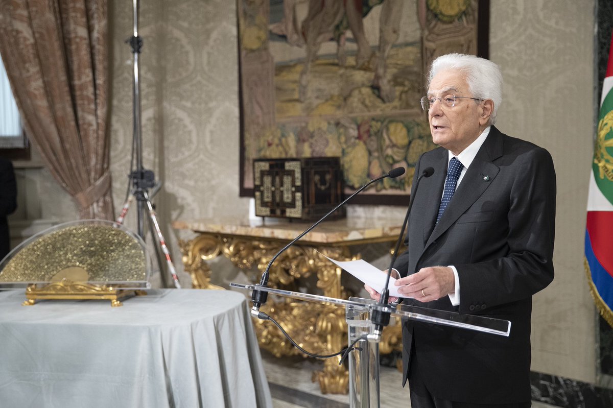 Quirinale's tweet photo. #Mattarella: All’informazione libera e indipendente, che ogni giorno, in ogni luogo e in ogni ambito, illumina le zone d’ombra per consentirci la formazione di un’opinione consapevole, le istituzioni devono riconoscimento e tutela massima https://t.co/foXKBONaJQ