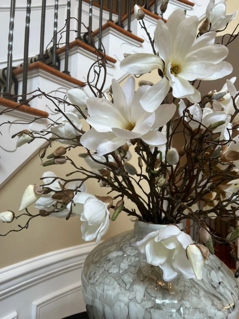 HomeLenore's tweet photo. Incorporating some natural beauty is very important in adding softness to a space. If you don't have the time to constantly replace and replenish, there are beautiful faux flowers and foliage available. Reach out today to work with me via my website at https://t.co/lGTh7ois9J. https://t.co/6XBhFjrxvo