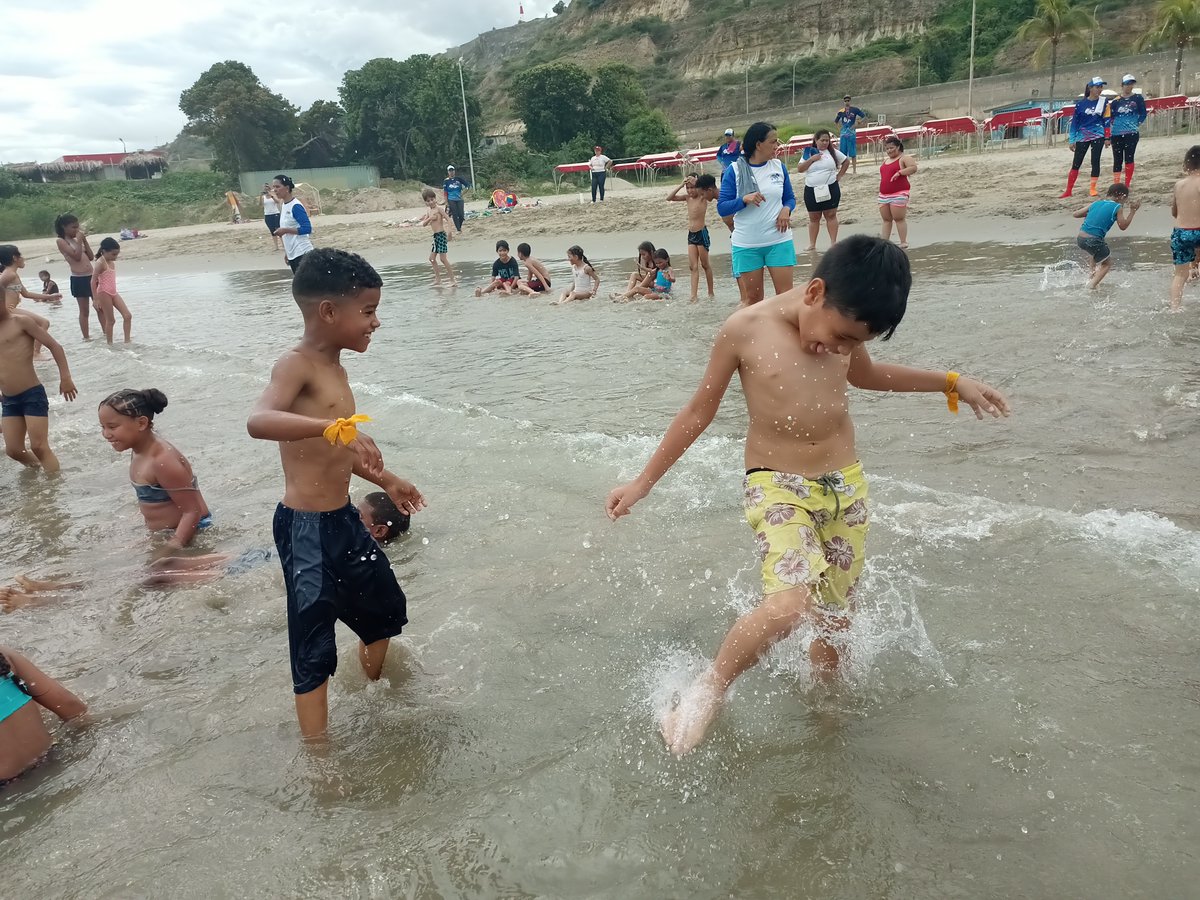 FNNSimon's tweet photo. En nuestro  segundo día de plan vacacional "Mundo de Colores" nuestros niños, niñas y  jóvenes del programa Casas de los Niños disfrutaron de un día de playa en  el Círculo Militar Puerto Nuevo  Mamo en el estado La Guaira @PresidencialVen @ConCiliaFlores @vmsfelicidad https://t.co/twtUQVBl3s