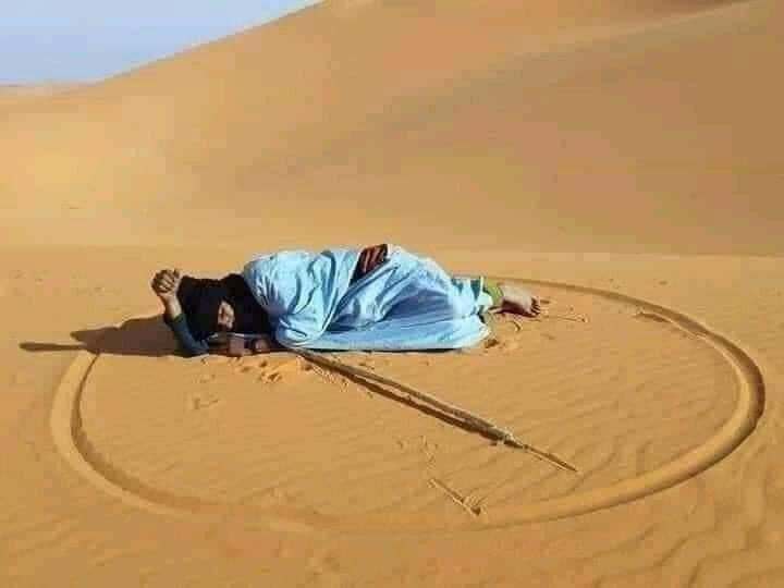 #لماذا رسم هذا الرجل الصحراوي دائرة حول
نفسه ووضع العصا بهذا الشكل تحته 🤔🤔✋
……………………✍️