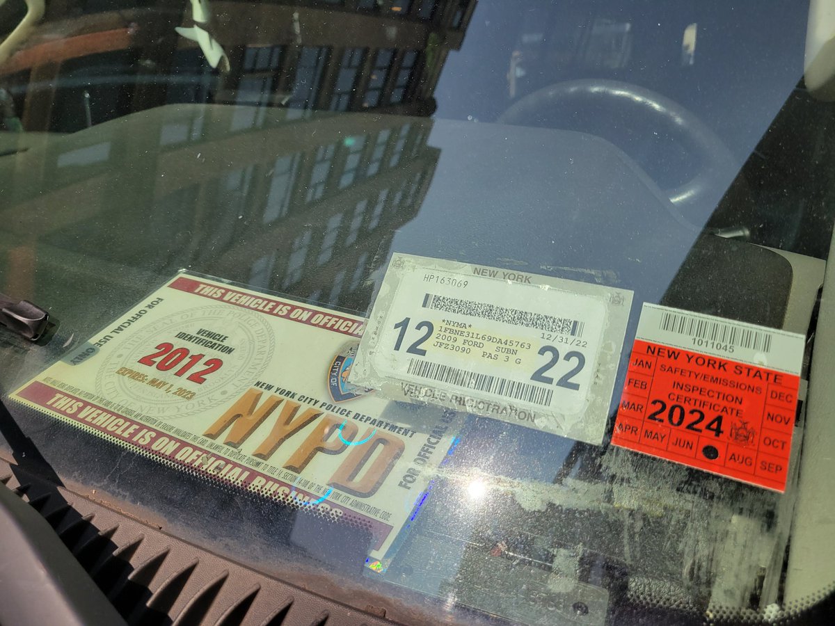 placardabuse's tweet photo. This #SnatcherVan van that was using an expired @NYPDnews placard to park illegally in front of tye @NYTimes Building has been illegally driving around for more than half a year with an expired @nysdmv registration.
#PlacardCorruption
#CultureOfCorruption https://t.co/hgnihxmLY0