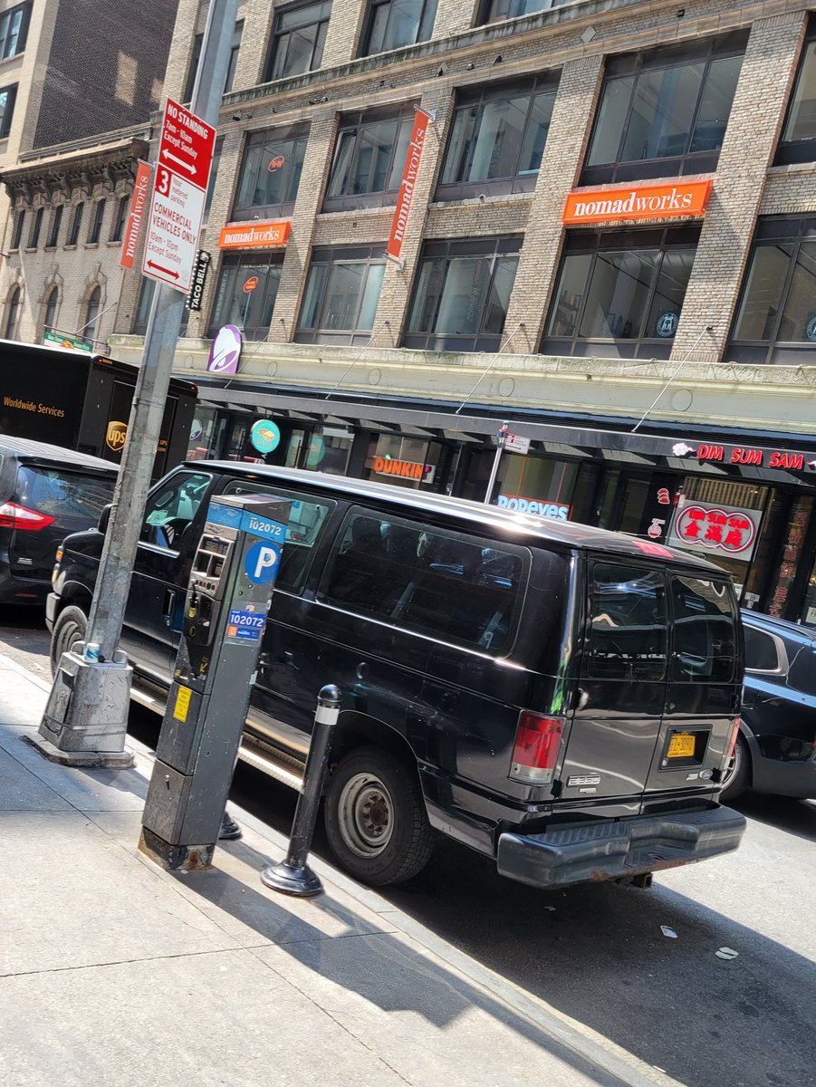 placardabuse's tweet photo. This #SnatcherVan van that was using an expired @NYPDnews placard to park illegally in front of tye @NYTimes Building has been illegally driving around for more than half a year with an expired @nysdmv registration.
#PlacardCorruption
#CultureOfCorruption https://t.co/hgnihxmLY0