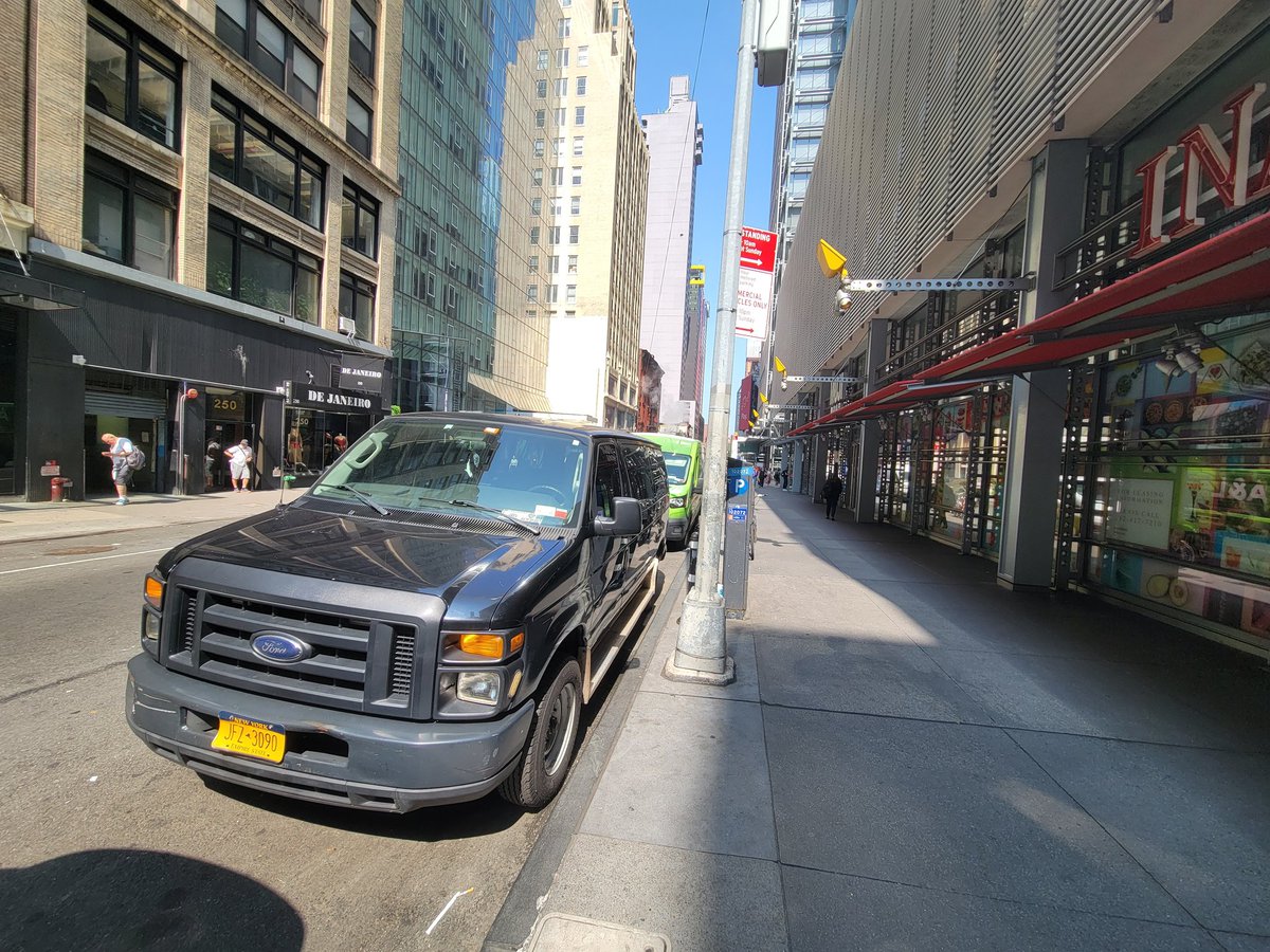 placardabuse's tweet photo. This #SnatcherVan van that was using an expired @NYPDnews placard to park illegally in front of tye @NYTimes Building has been illegally driving around for more than half a year with an expired @nysdmv registration.
#PlacardCorruption
#CultureOfCorruption https://t.co/hgnihxmLY0