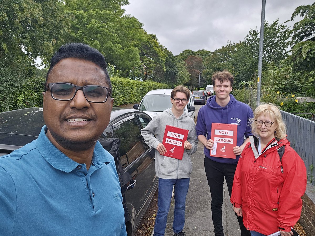 Great to be out in Inglesham Road of Penhill with our labour team to listen resident issues at doorstep and pick up casework. 🌹🌹🌹

 #BuildingABetterSwindon 
@JackDAPengelly @CllrCrilly @LabourSwindon @swindonlabour @SWLabourParty
