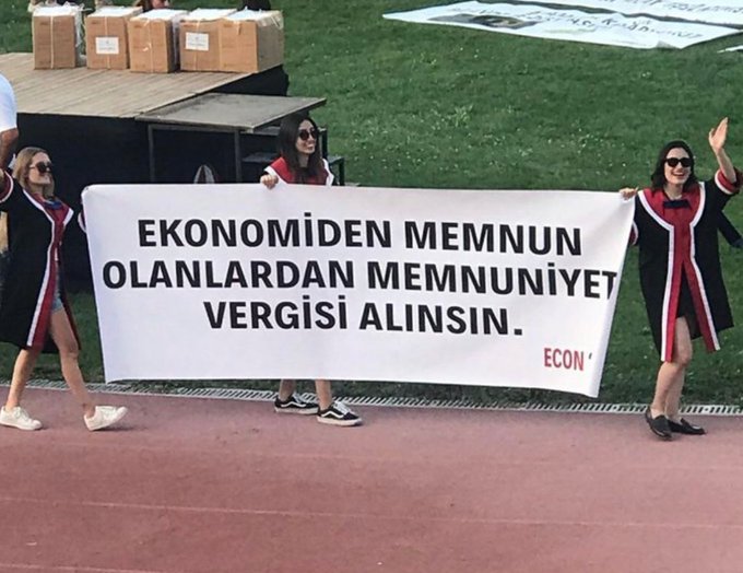 ODTÜ mezuniyetinde açılan 'ekonomiden memnuniyet vergisi' pankartı sosyal medyada gündem oldu.