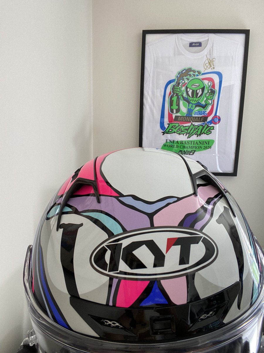 mandysportpics's tweet photo. My new helmet has arrived @Bestia23 @ReactiveParts #kyteurope 
So excited to wear it. Keeping my fingers crossed for decent weather for @SilverstoneUK @MotoGP 🤞🇬🇧☀️🏍️🏁 https://t.co/TO5Tw160VB