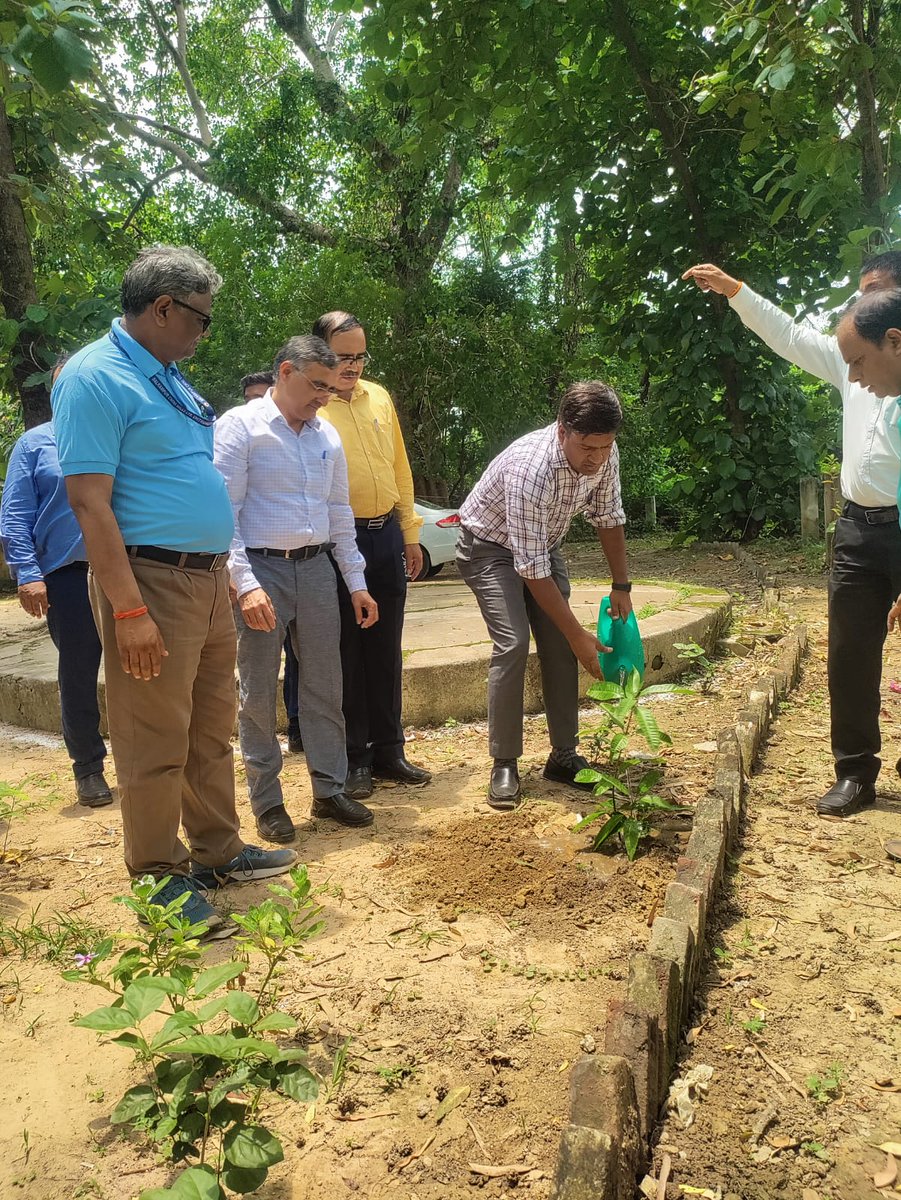 गन्ना आयुक्त ने जिला गन्ना अधिकारी कार्यालय बाराबंकी, सहकारी गन्ना विकास समिति एवं गन्ना विकास परिषद बाराबंकी का निरीक्षण कर अभिलेखों का रखरखाव देखा एवं आवश्यक निर्देश दिए, साथ ही नान मऊ गांव पहुंच कर सर्वे सट्टा प्रदर्शन एवम महिला स्वयं सहायता समूह और किसानों से वार्ता भी की।