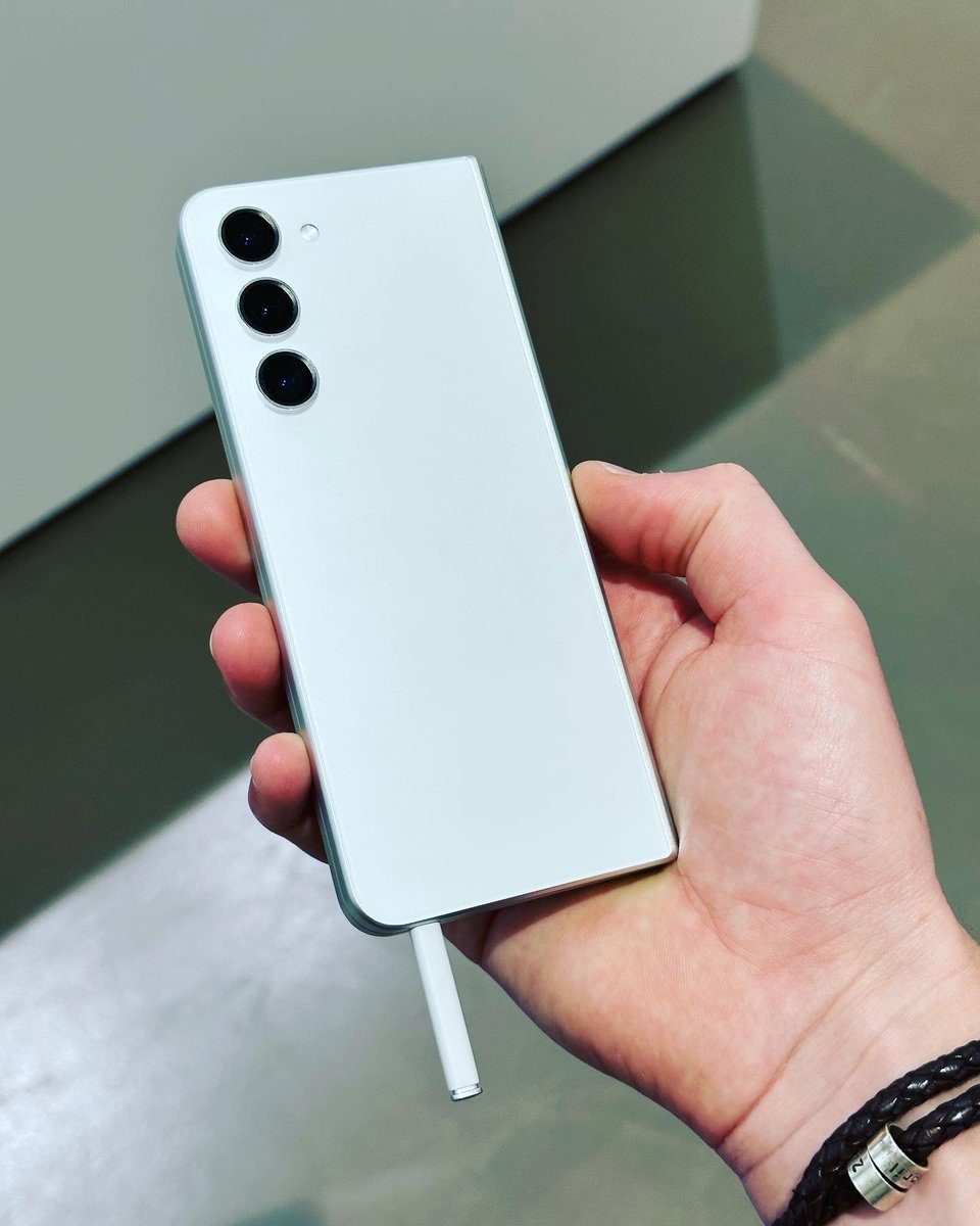 asbytofficial's tweet image. 🔥Hands on with the Samsung Galaxy Z Fold 6 design?! 👀

I took these photos in Samsung’s R&amp;amp;D Campus in South Korea! 

Do you prefer this wider, front display design, with integrated SPen?