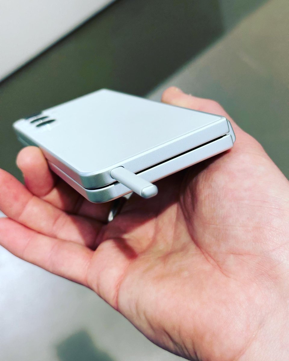 asbytofficial's tweet image. 🔥Hands on with the Samsung Galaxy Z Fold 6 design?! 👀

I took these photos in Samsung’s R&amp;amp;D Campus in South Korea! 

Do you prefer this wider, front display design, with integrated SPen?