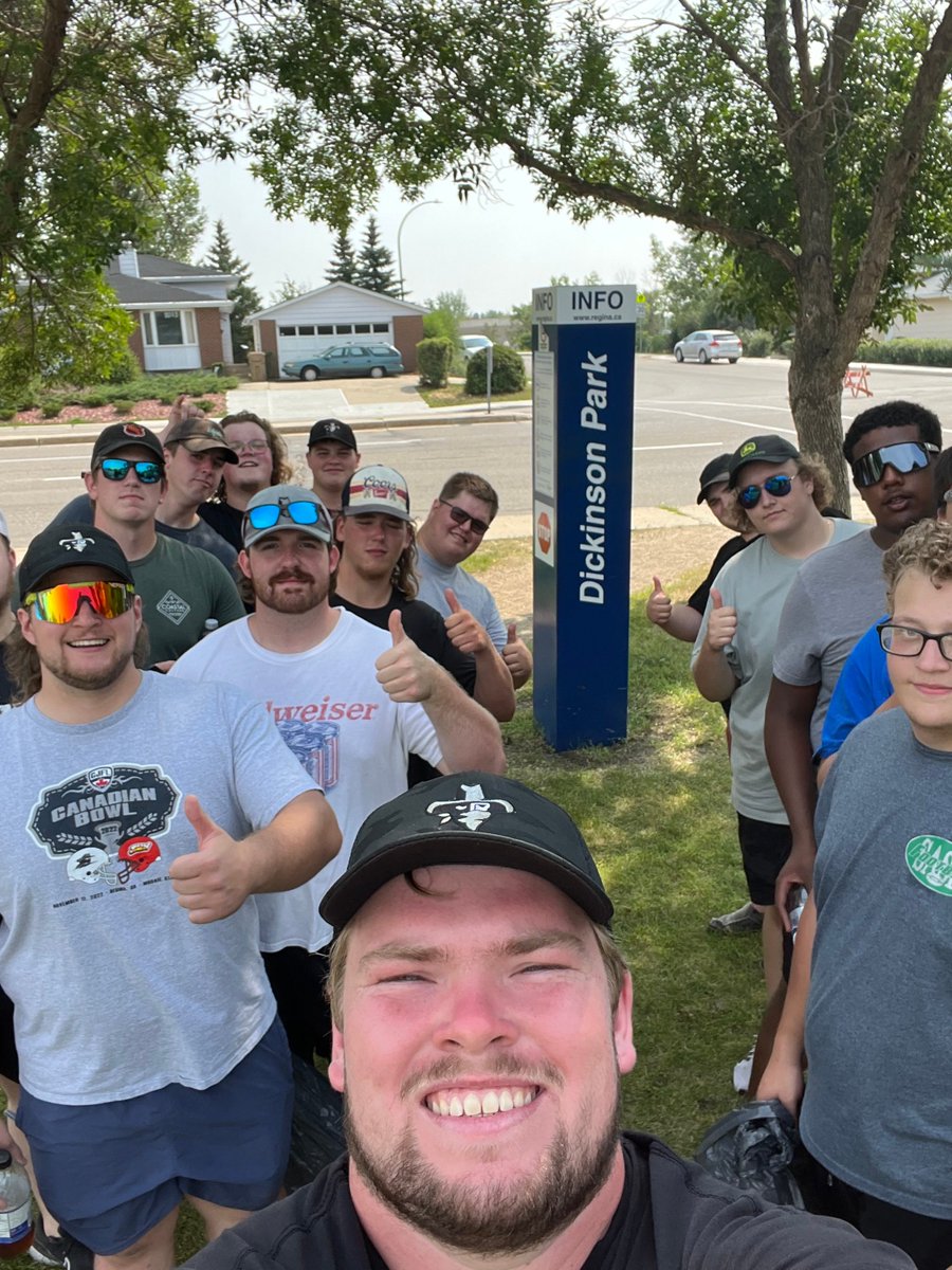 On Saturday, after a day of practice in the hot sun, the team cleaned up green spaces around the Uplands neighbourhood as part of the #ThunderActsofKindness!

Sponsored by <a href="/CoopRefinery/">Co-op Refinery</a> 

#reginathunder #togetherweroll #kindnessisntrandom