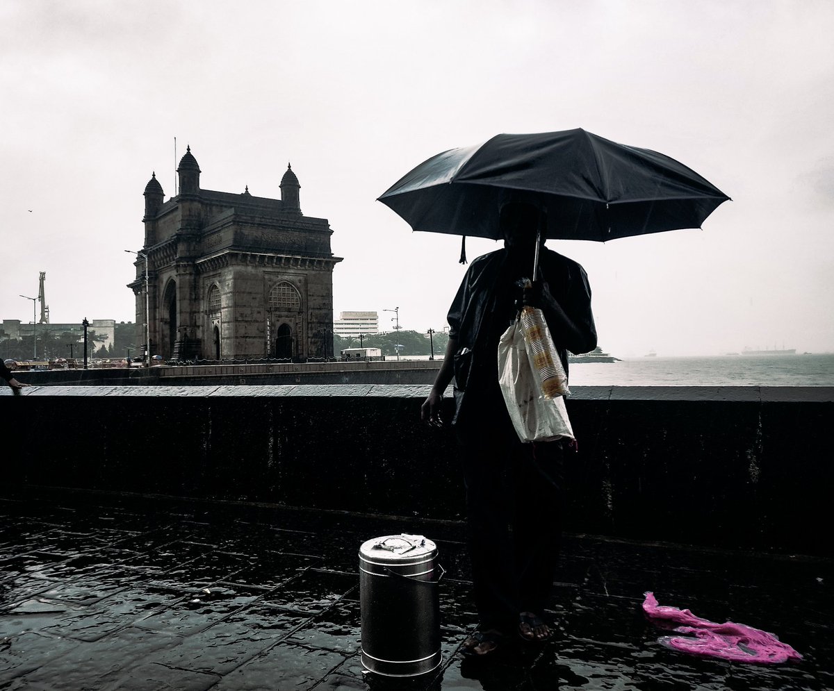 chetanthk_'s tweet photo. Experience monsoon in Mumbai and you will never feel like going to any other place in the world.
#monsoons #monsoondiaries #mumbaimonsoon #csmt #gatewayofindia #mumbailocaltrain #mumbaistreets #streetlife #rainyday #bhayankarआल_c https://t.co/PV0al2ka2q