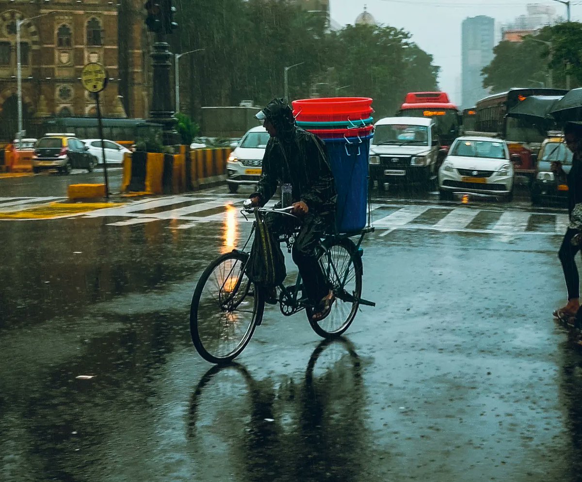 chetanthk_'s tweet photo. Experience monsoon in Mumbai and you will never feel like going to any other place in the world.
#monsoons #monsoondiaries #mumbaimonsoon #csmt #gatewayofindia #mumbailocaltrain #mumbaistreets #streetlife #rainyday #bhayankarआल_c https://t.co/PV0al2ka2q