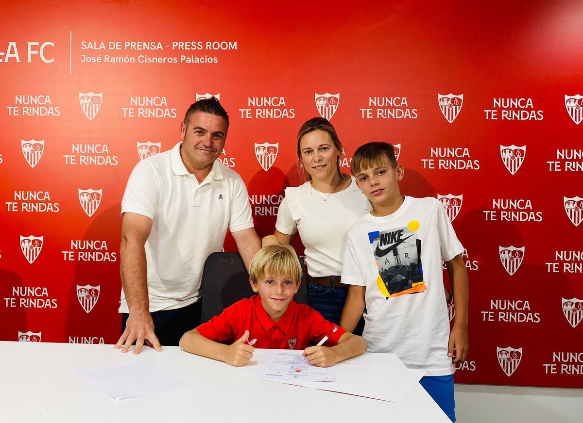 ImperioCp's tweet photo. 💣 EZEQUIEL FICHA POR EL SEVILLA FC ⚽️

Enhorabuena crack, muchas gracias por todo y mucha suerte en tu nueva etapa . Esta siempre será tu casa !!🤗

Desde el Club seguiremos trabajando para que nuestros jugadores sigan cumpliendo sus sueños 💪🏻

#imperiodemeridacp 
#desde1955 https://t.co/veULoH44W2
