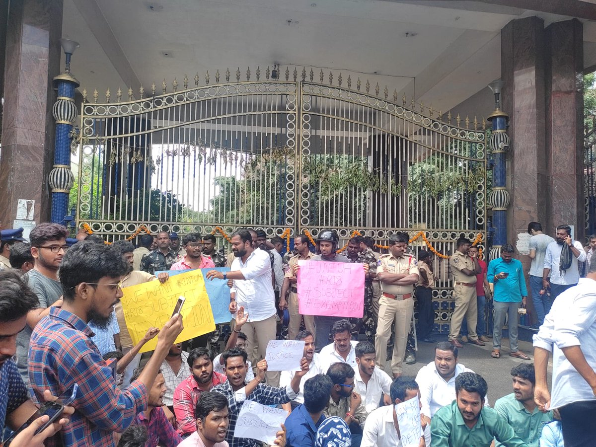 Sampath46933698's tweet photo. We want justice
#jntuhsubjectexemption
#JNTUH_R18 
#jntuhsubjectexemption https://t.co/EEjtDDd8LY