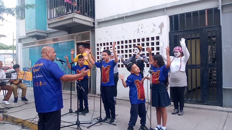 Hábitat y Vivienda (@minhvi_oficial) on Twitter photo #DeInterés || En los urbanismos de la #GMVV se dio inicio el ciclo de conciertos de las cantorías infantiles del <a href="/orfeonccs/">Orfeón Libertador</a>, propiciando el amor por la música y la cultura en los viviendos venezolanos de cada complejo habitacional de la Reina de las Grandes Misiones #MaduroSíVa #DeInterés || En los urbanismos de la #GMVV se dio inicio el ciclo de conciertos de las cantorías infantiles del <a href="/orfeonccs/">Orfeón Libertador</a>, propiciando el amor por la música y la cultura en los viviendos venezolanos de cada complejo habitacional de la Reina de las Grandes Misiones #MaduroSíVa