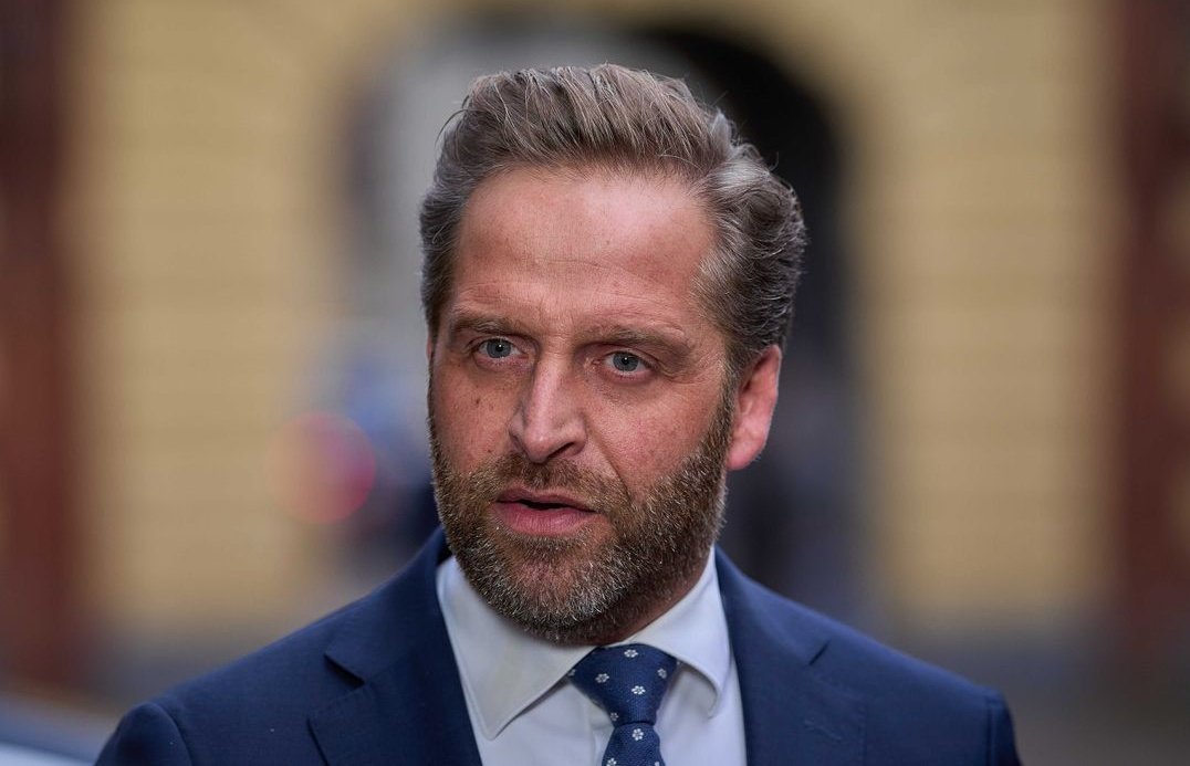 KAFKA_Dev's tweet image. Hersenbloedingen, hartaanvallen en zelfs een link met kanker. Er komt steeds meer naar buiten over de SCHADE door vaccins. Deze man pushte ze &amp;amp; drong de prikken op! 

Doe een ❤️ &amp;amp; RT als je Hugo voor een TRIBUNAAL wil zien!