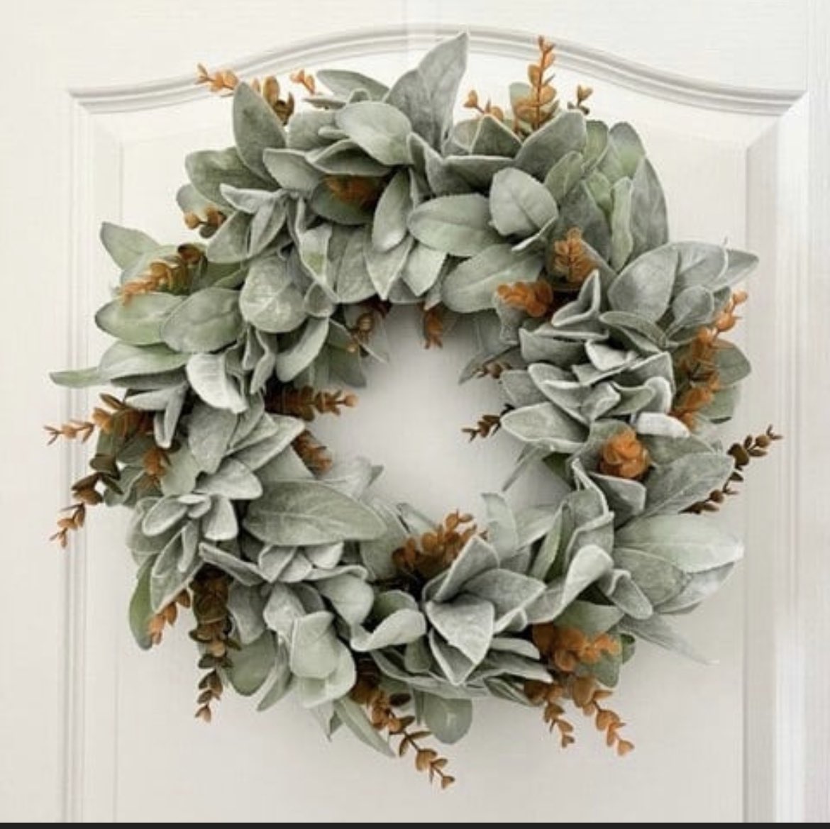 Looking for simple yet classic?  Than this Lamb's Ear & Eucalyptus Wreath is for you! #wreath #doordecor #fallwreath