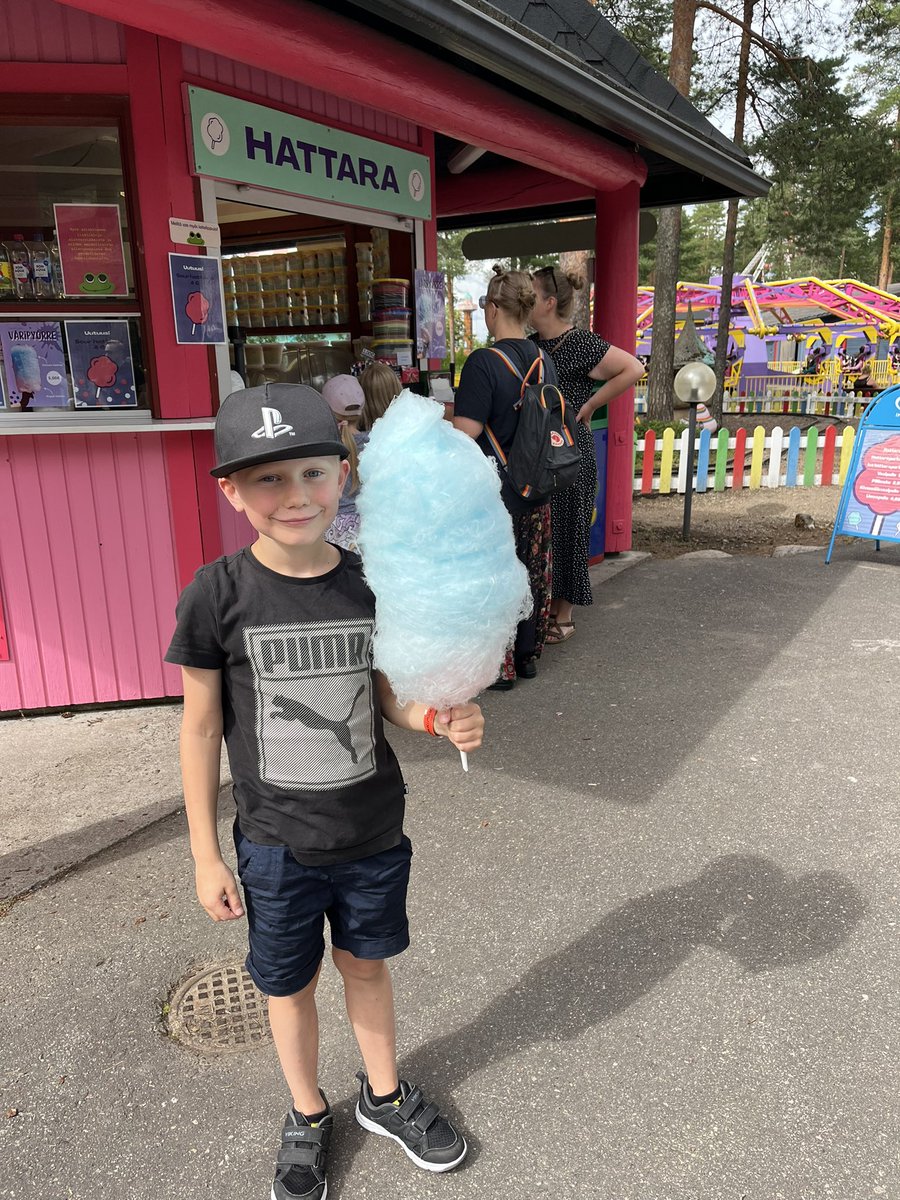 OlliHaa's tweet photo. Rodoksen palot vaihtuivat  Kouvolan Tykkimäen hattaraan. Pojankin mielestä parempi tällä kertaa näin. 
#rodos #tykkimäki https://t.co/1lCKfypyuB