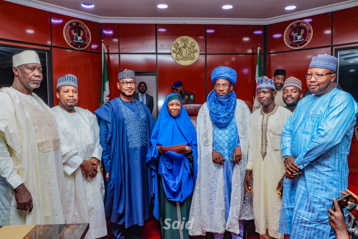 abdul_donjay's tweet photo. Zamfara State Governor, Dauda Lawal honoured the pilgrim who returned 80,000 dollars to the owner during the last Hajj in Saudi Arabia. https://t.co/6HrG3y9zfL