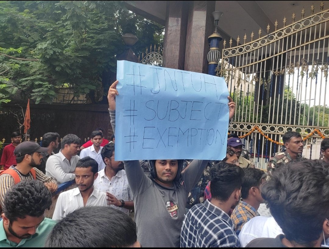 Rajeshvadluri1's tweet photo. #jntuhsubjectexemption
#WeNeedOnlySubjectExemption
#8Creditsjntuhsubjectexemption
#justice4R18
@KTRBRS @SabithaindraTRS @BRSparty @NavinMittal @examupdt
Lot of students are suffering to get Btech degree due to removing exemption rule requesting to bring the rule back https://t.co/TUr7kKcbLv