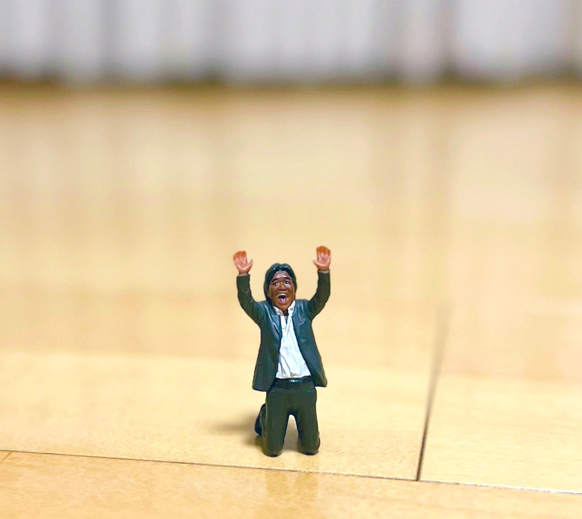 _o_love_o's tweet photo. 床にデカい虫がいると思ってギョッとしたら松崎しげるだったから良かった https://t.co/VLNa9pBNy4