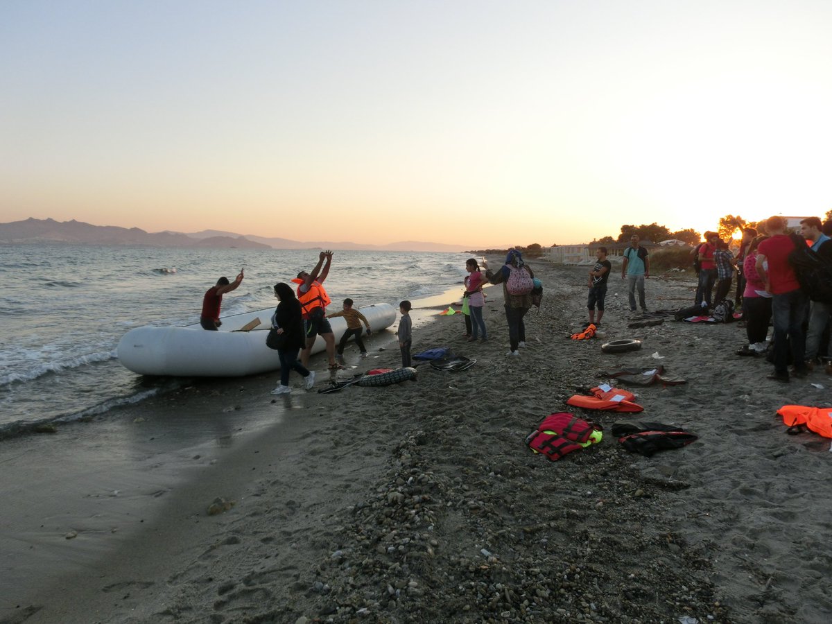 I recommend these three recent articles on refugees’ migration aspirations and decision-making — which are important in more ways than one… 🧵