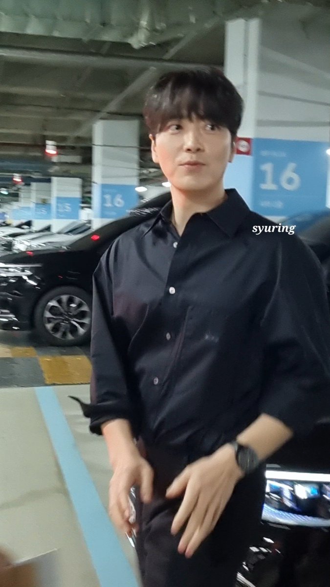 syuring_5's tweet photo. 230727 #이준혁 비공식작전 vip 시사회 퇴근길

이주녁 잘생김 과다....;;; https://t.co/pw2KE68X3I