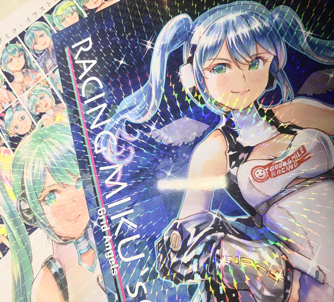 #C102 #夏コミ #レーシングミク さんの新刊イラスト集とTシャツ、タオルなどを頒布予定です¶(⁄•˅̮•∖)⁋[場 所]東3 〝エ〟ブロック31b[日にち]8月13日(日)[サークル]まよりよ(全28ページ オールカラー)ホログラムでキラキラな表紙どうぞ宜しくお願い致します¶(⁄=˅̮=∖)⁋v 
