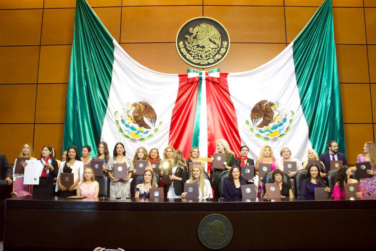Me siento muy feliz de compartirles que he sido galardonada con el reconocimiento "Mujeres Destacadas 2023" por la Cámara de Diputados y el gobierno de la Ciudad de México en coordinación con la Cámara Nacional de la Mujer.