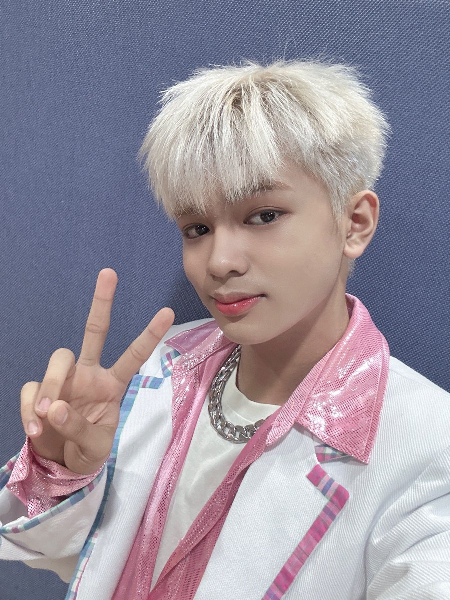 HORI7ON_twt's tweet photo. [🐯] Have you watched our first ever performance at MCOUNTDOWN, Anchors? Did you guys love it? I am so happy to be the first ending fairy for our group and am looking forward to more ending fairies in the future. We hope you enjoyed and felt proud of our performance 🤩🎉🧚‍♂️

#HORI7ON #호라이즌 #JEROMY #제로미
