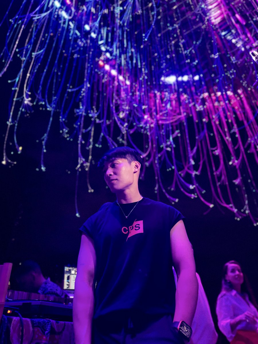 alexchatcharin's tweet photo. Happy long weekend🍷🍹
Cr. 📸 limjcng
.
.
.
#alexchatcharin #ความสุขของอเล็กซ์ #tichuca #tichucarooftopbar #bangkok #thailand https://t.co/QgmDlEHRns