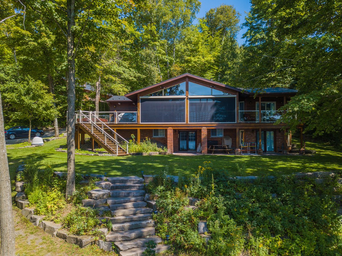 OntCottRent's tweet photo. Welcome to the Near North. Tucked on the shores of Three Mile Lake in Ontario's beautiful Almaguin Highlands, All Star Retreat is the perfect four-season getaway for you and your family. Book your lakeside escape with Ontario Cottage Rentals today.

#myOCRvacation https://t.co/qRxQamxj4M