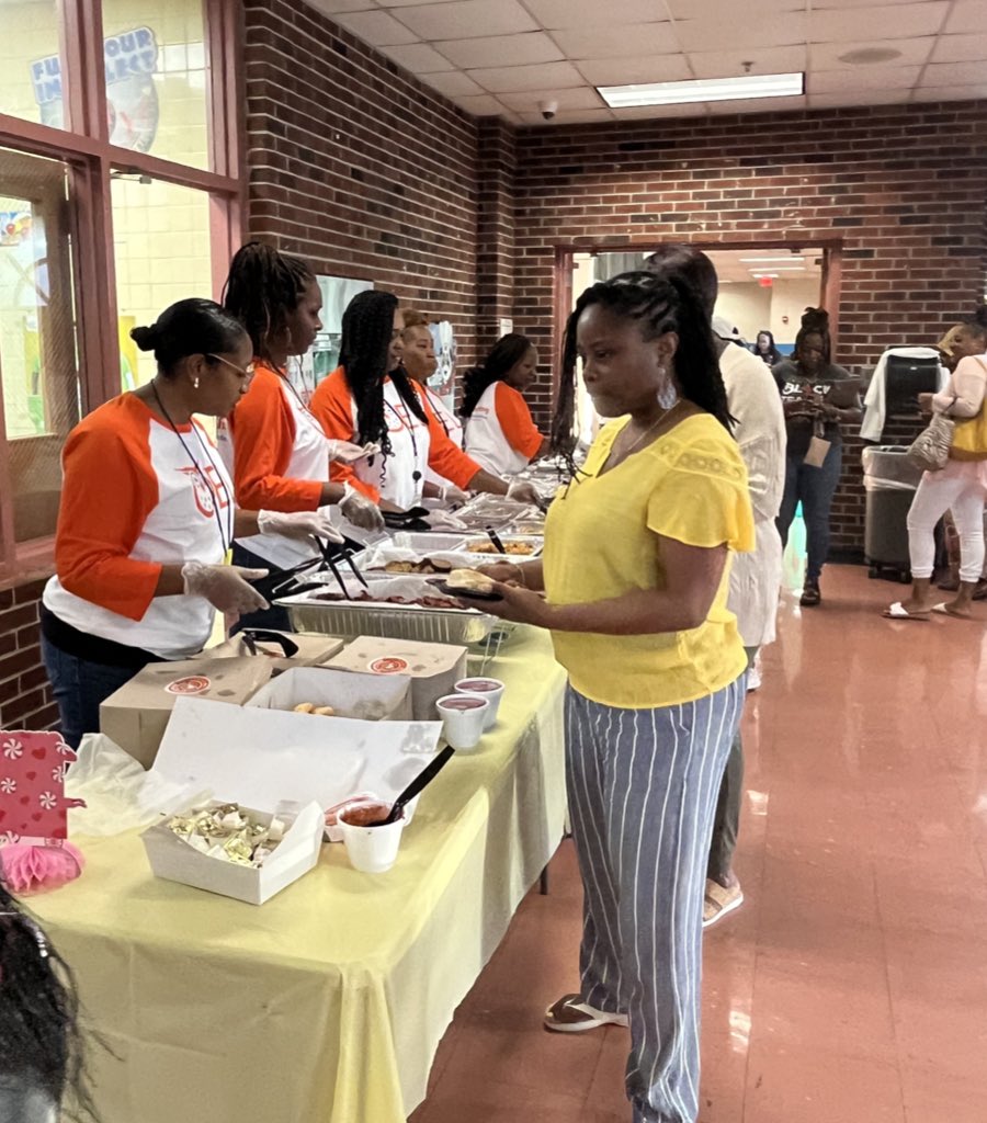 BilalsPreKClass's tweet photo. What a way to start our Thursday!!  🥳 Breakfast, music, good energy, and smiles!! 😊 How sweet it is to be a part of @aps_OEL!! 🍭🍬  Thank you OEL for seeing us and loving on us today!  It’s going to be a great year! 🤩 @VisosoYesenia @PreKTustin @bridget92070 https://t.co/uIhpTMdul2