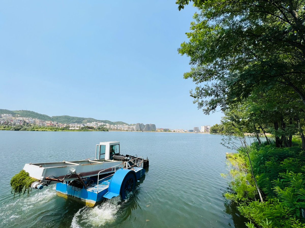 aprtirana's tweet photo. Pastrimi i shpeshtë i liqenit në sipërfaqe dhe brendësi, domosdoshmëri në këto ditë me temperatura të larta.🏞️🧑🌾🌱
#parkuiliqenit
#pastrim
#mirëmbajtje
#kujdes https://t.co/E3G6ORH6f4