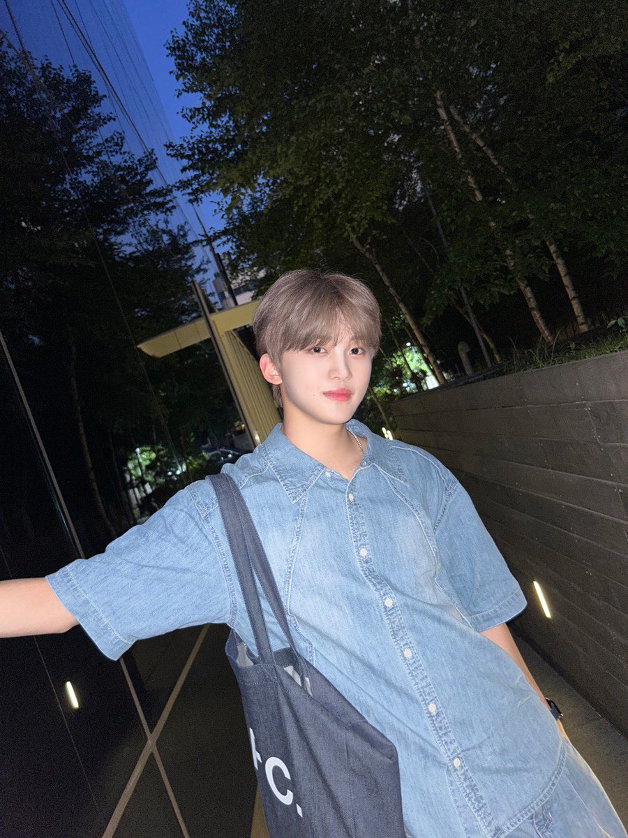 LUN8_members's tweet photo. [#도현]
Daily💙🤍

#루네이트 #LUN8 https://t.co/3lWSc3nLgN