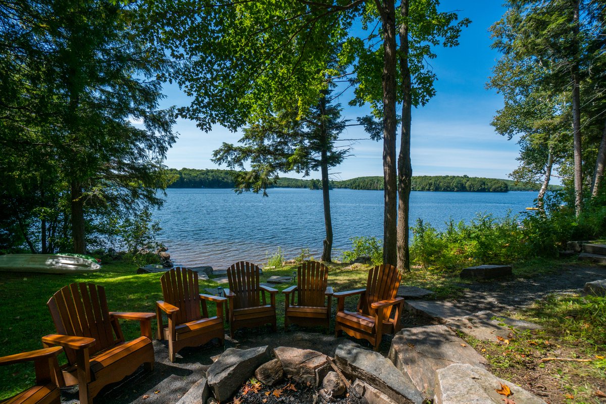 OntCottRent's tweet photo. Welcome to the Near North. Tucked on the shores of Three Mile Lake in Ontario's beautiful Almaguin Highlands, All Star Retreat is the perfect four-season getaway for you and your family. Book your lakeside escape with Ontario Cottage Rentals today.

#myOCRvacation https://t.co/qRxQamxj4M