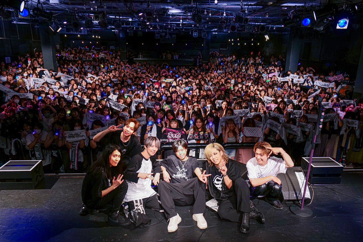 ta_streetgothic's tweet photo. SuG初日！
サプライズで初代ドラマーみっちゃん登場

最新曲と最古曲織り交ぜた、しょっぱなにふさわしいLIVEになったね

気持ちが固まってない部分もあったけど、始まっていく内にどんな姿勢でのぞめばいいのか少しずつ掴めた感触があった
どんな答えに辿り着くのか楽しみだ
ツアーよろしく🌕

#SuG https://t.co/JPN19k2z7y