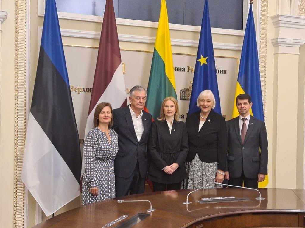 Ole_Kondratiuk's tweet photo. It’s very symbolic that on the eve of🇺🇦Statehood Day - MPs&amp;state-creators of friendly&amp;free Latvia,Lithuania,Estonia - arrived at Verkhovna Rada.

I was glad to meet with delegation of presidents&amp;members of national Clubs of signatories of Acts of Independence of these countries. https://t.co/ikiNwsY2VO