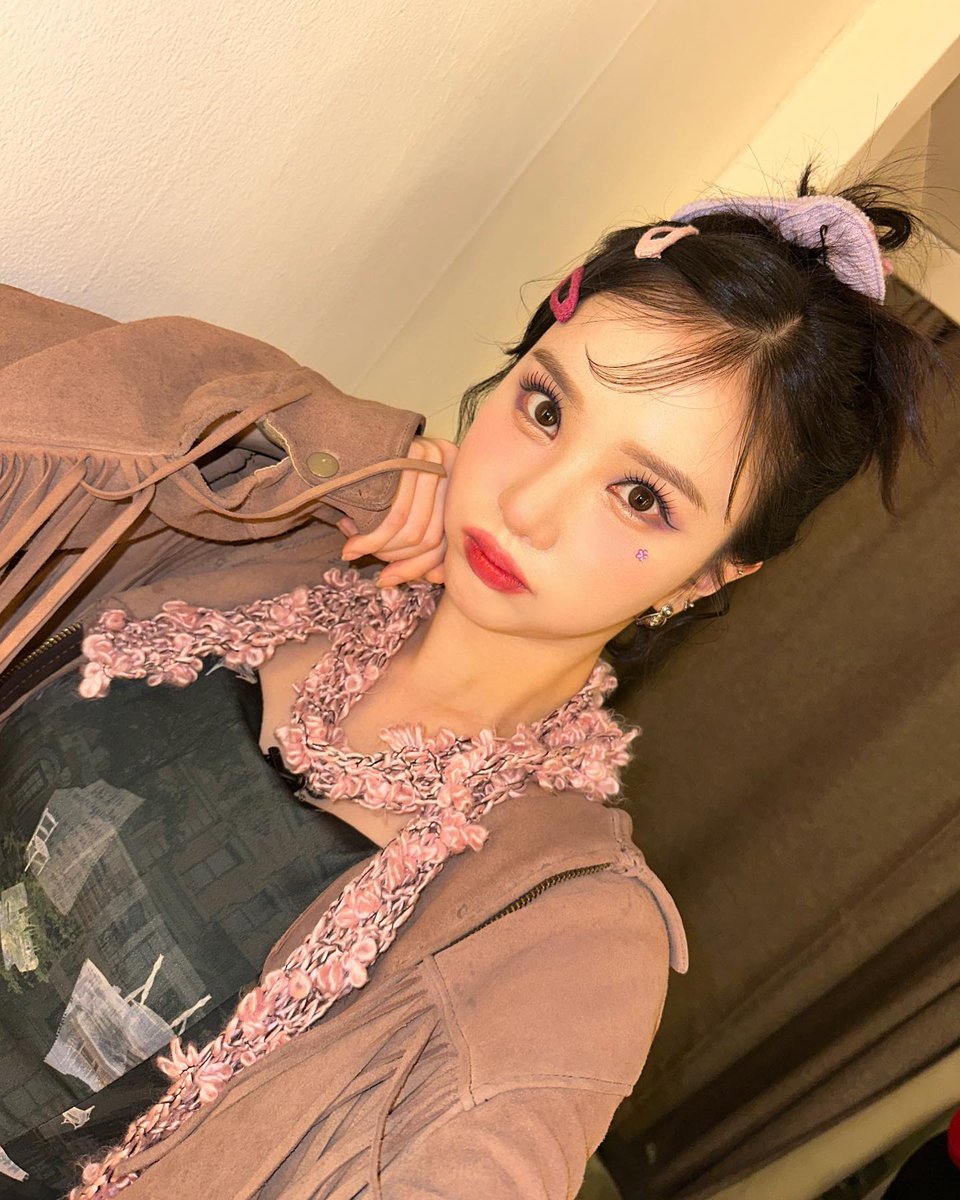 eunharideul's tweet photo. eunha's viral videos on twitter 2023 edition 

— a thread ✨ https://t.co/3vORLl9T0q