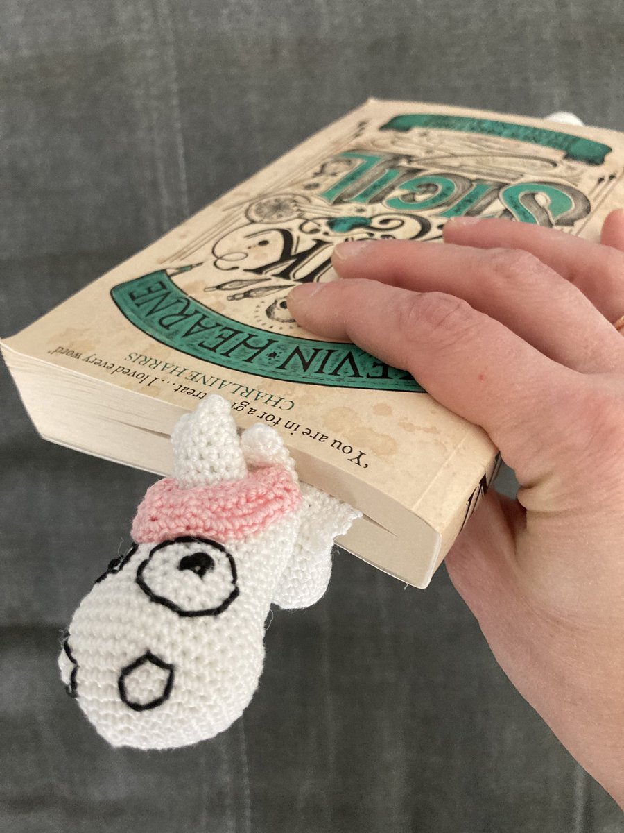 Naketh's tweet photo. Ich habe mein eigenes #Purzel #Buchzeichen entworfen! Die Inspriration dazu hatte ich auf Etsy gesehen. Jetzt konnte ich zwei meiner Leidenschaften vereinen und der Lesepurzel wird mich fortan begleiten ☺️ #Häkeln #HäkelnMachtGlücklich #Crochet https://t.co/4un8LFjR4L