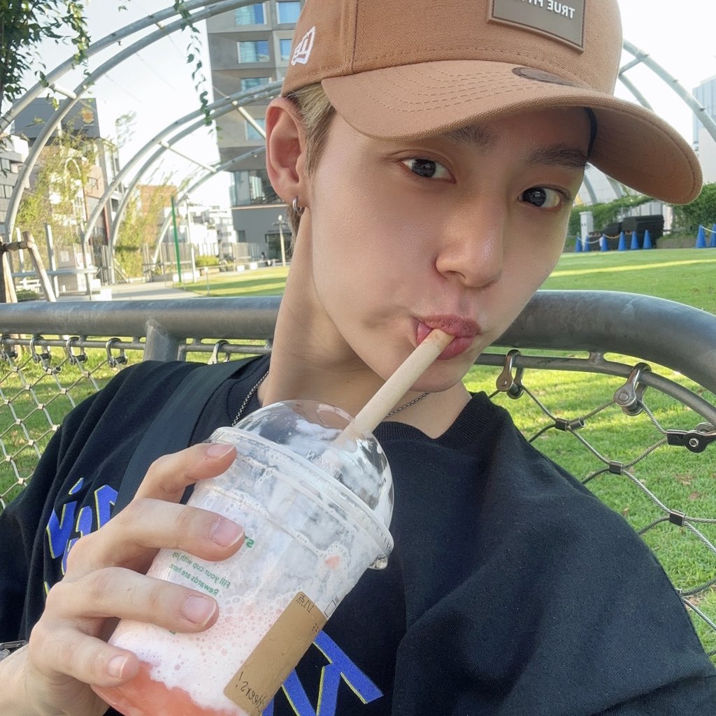 official_ONEUS's tweet photo. [#환웅]
너흰 너무 열심히 놀지 말아라..😇 https://t.co/EH5q02Wd92