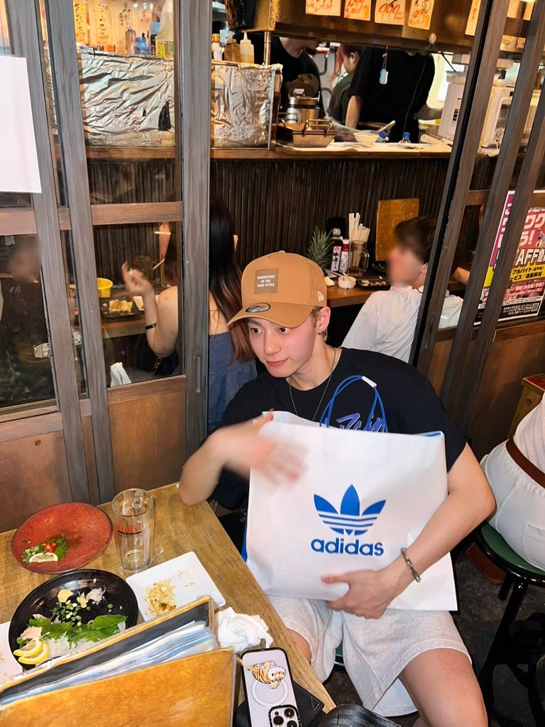 official_ONEUS's tweet photo. [#환웅]
너흰 너무 열심히 놀지 말아라..😇 https://t.co/EH5q02Wd92