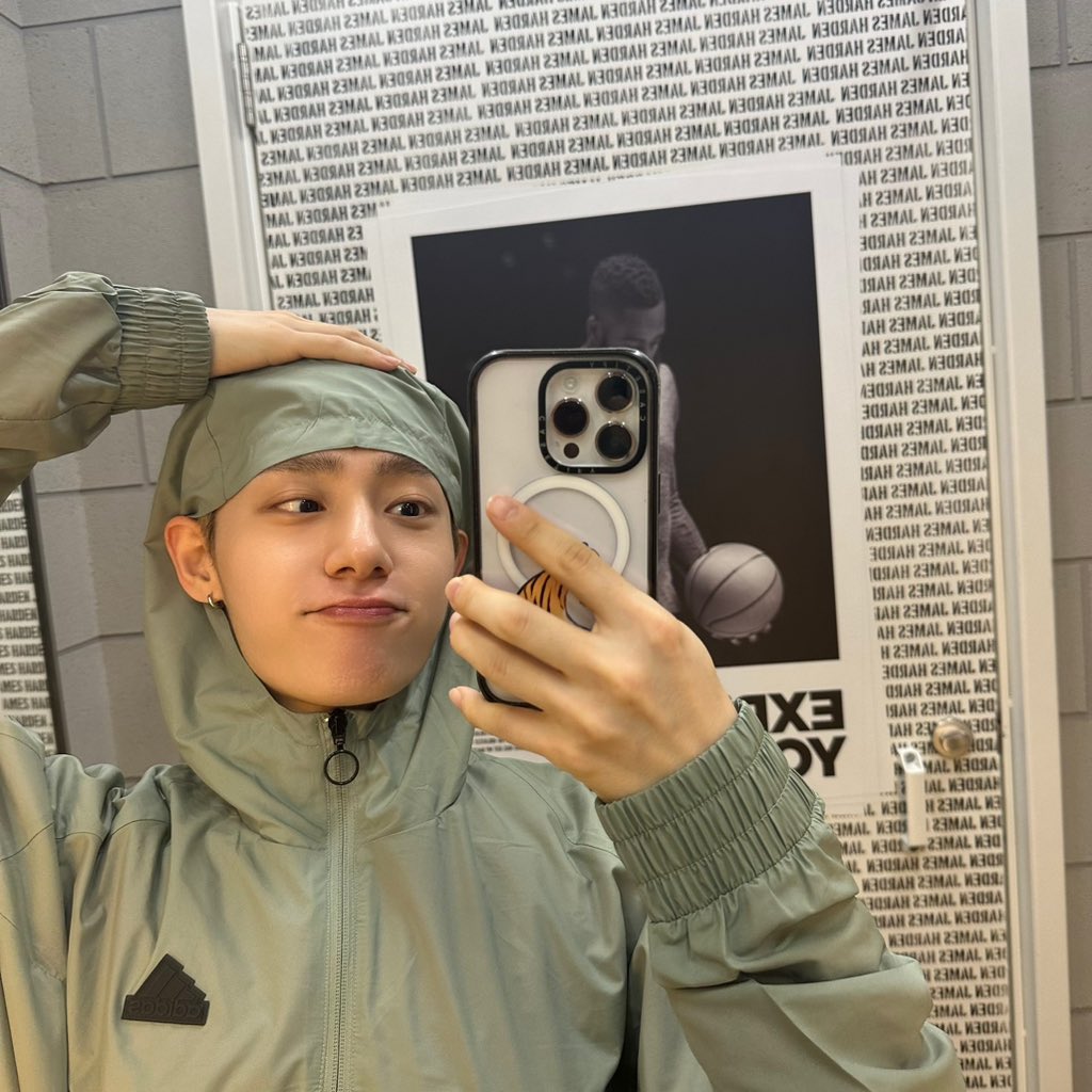official_ONEUS's tweet photo. [#환웅]
너흰 너무 열심히 놀지 말아라..😇 https://t.co/EH5q02Wd92