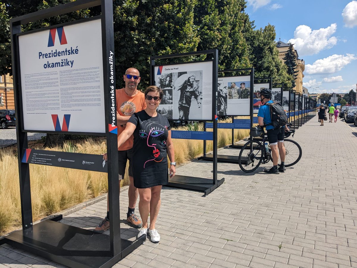 CTK_cz's tweet photo. 🎧#ČetkastnaFilmovce
Jak vznikala nová fotografická výstava ČTK Prezidentské okamžiky, kde všude bude k vidění a jaký program ji doprovází, se dozvíte v  rozhovoru s jejími tvůrci - @RadkaMarkova a Petrem Mlchem. Výstava má vernisáž na @lfskola 1. srpna.
https://t.co/YYEc4d5hSd https://t.co/LeXIGAp6t6