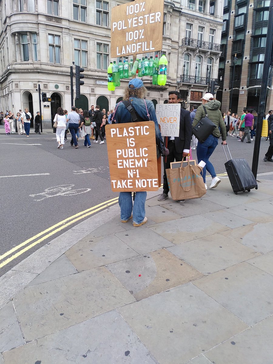 edd_nicklin's tweet photo. Out in London today... couldn't agree more. We all need to do more #PlasticFreeJuly https://t.co/HecDrMQ53E