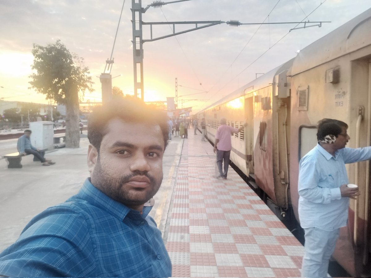 Prasanth26_BJP's tweet photo. எங்கள் உயிர் @annamalai_k அண்ணன் அழைப்பை ஏற்று
ராமநாதபுரம் பயணம்..
 இடம் : திருடன் பிறந்த ஊர்,
 நல்ல ரயில் திருட்டு ரயில் என்று பெயர் வர காரணமான இடம்..
 இலங்கை தமிழர்களை கொன்று குவித்த பெருமை மிகு மாமனிதன் விதையாக பிறந்த மண்,பாவபட்ட ஊரை பார்க்க வேண்டும் என்றே இறங்கினேன். https://t.co/OqXfYM0Kvp
