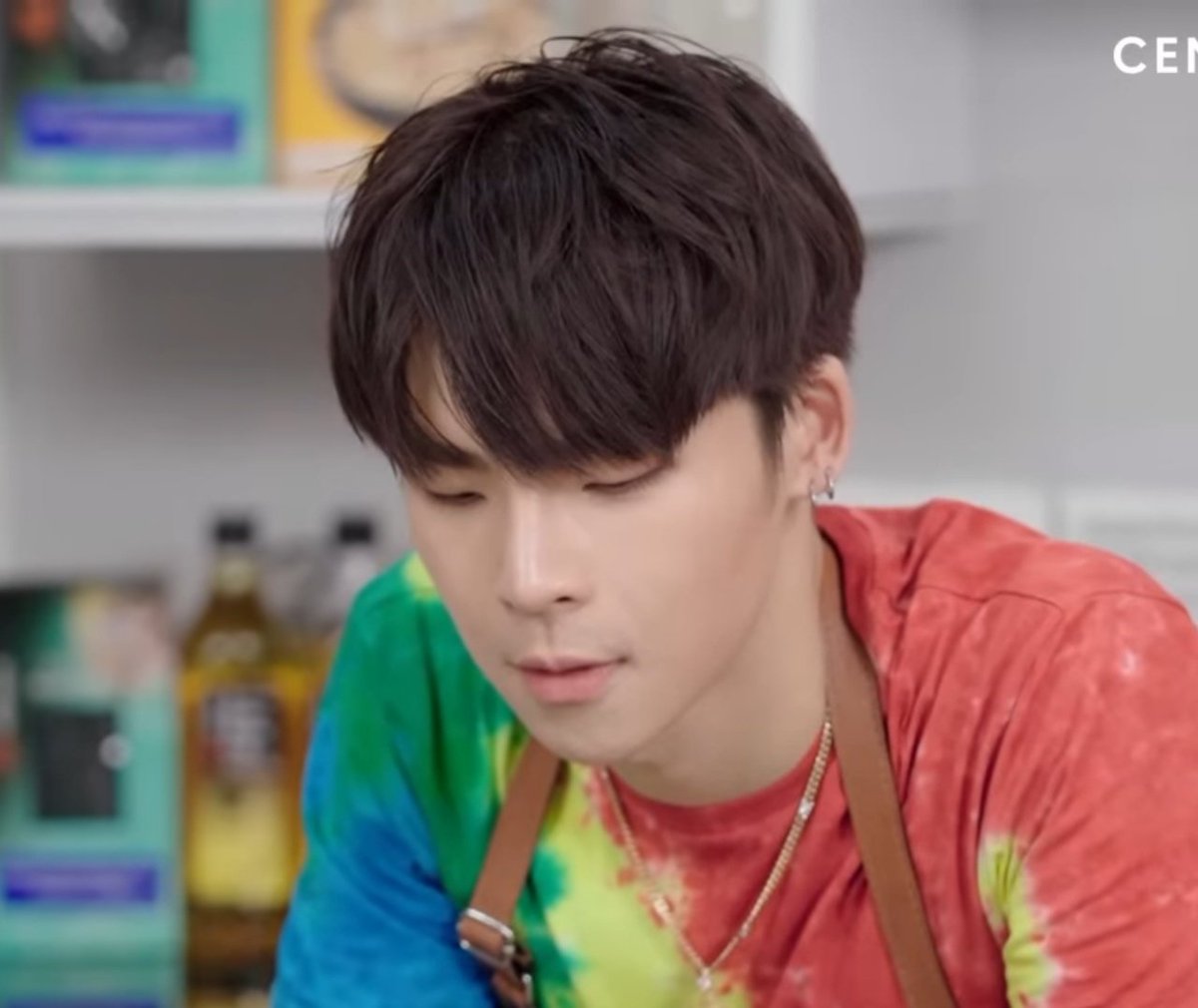ChefGameplayrb's tweet photo. I still wonder if Tops looks so sad at the end of ep.17, because once again he got stuck with the dishes, or because he's gonna lose Win. 🤔

#IngredientsTheSeries
#gameplayRB #wintops https://t.co/6rlVThNGi4